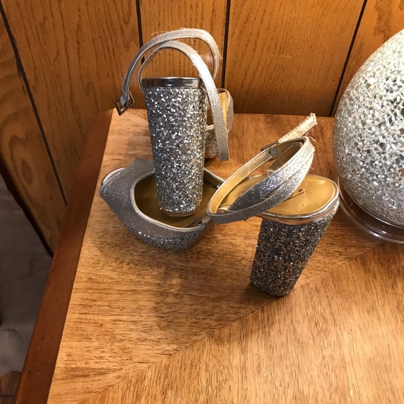 BADGLEY MISCHKA Shoes Open Toe Platform - Silver Sparkle-Size 9 -Good Condition - Picture 13 of 15